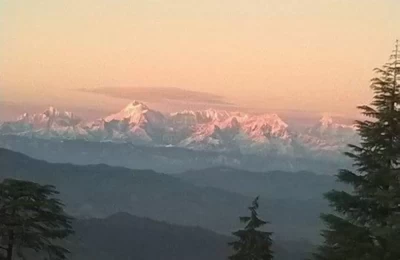 The crimson hues of setting sun over the Himalayas as seen from Shitlakhet.
शीतलाखेत अल्मोड़ा से दीखता हिमालय की चोटियों का शाम का नजारा.