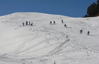 Skiing in Dayara Bugyal