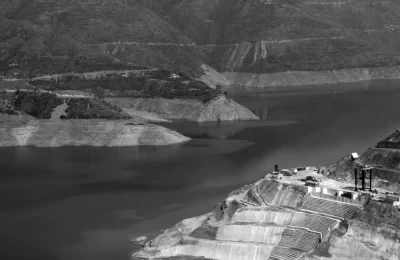 Black and white picture of Tehri Dam and Tehri Lake