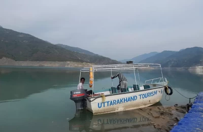 A boat waiting on the Tehri lake for a trip