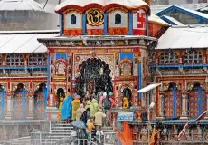 Snow fall at Badrinath - Devotees are waiting for their turn to enter in the temple. 