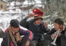 kids having fun on a snowy morning in Chaukori !!