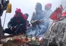 Pilgrims performing pooja in Chipla Kedar