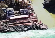 देवप्रयाग - यहाँ अलकनंदा और भागीरथी नदी का संगम होता है जो बाद में गंगा कहलाती है. (Devprayag -Confluence of Alaknanda and Bhagirathi river).