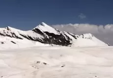 Vast snow fields during near Dhumdhar Pass
