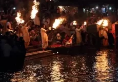 Ganga Aarti takes place on the ghat in the evening. A group of Brahmans hold huge fire bowls in their hands and offer their holy mantras to river Ganges