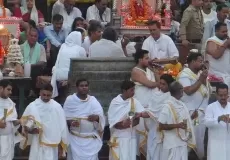 Pandits performing Puja at Har Ki Pauri Ghat