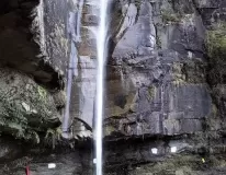 गोपेश्वर से 13 किमी दूर मंडल स्थित सिरोली गाँव के जंगलों में अत्रिमुनि झरना। यह स्थान रामायणकाल से महत्त्व रखता है। भारत का इकलौता ऐसा झरना है जिसकी प्रक्रिमा की जाती है।

Photo: Prateek Mishra